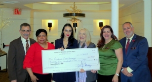 CIBS Presents Scholarship to FIT Student