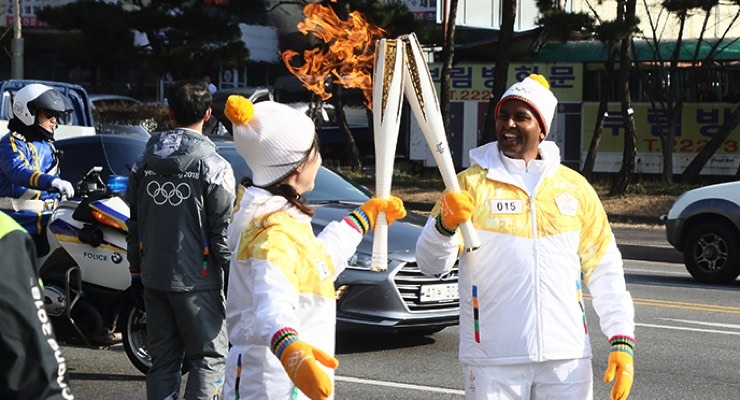 P&G Korea Employees Carry Olympic Torch