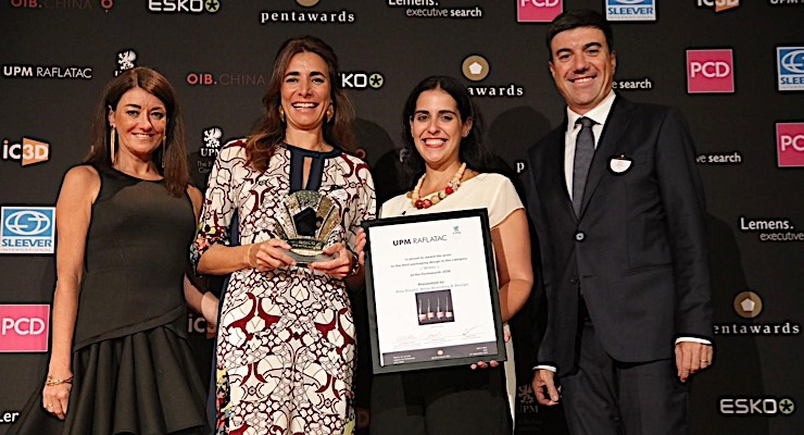 UPM Raflatac presents award to Portuguese winemaker